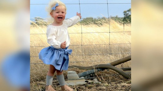 Volvió a mirar una foto y se dio cuenta de que su hija había estado en peligro