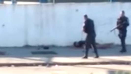 Conmoción en Brasil por un video en el que dos policías ejecutan a dos hombres junto a una escuela