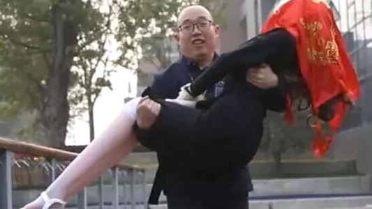 Construyó una mujer-robot y se casó con ella