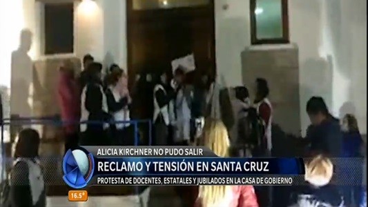 Protesta de estatales de Santa Cruz dejó a la gobernadora encerrada en su despacho
