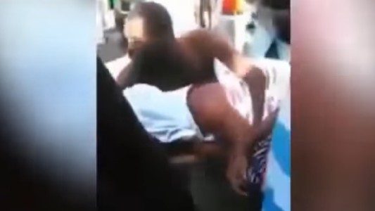 Video viral: tuvieron sexo, no pudieron despegarse y los trasladaron juntos en una camilla