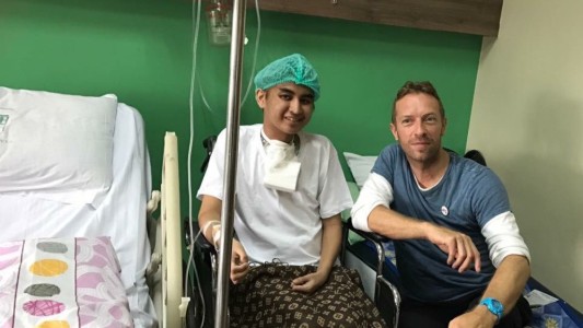 El vocalista de Coldplay visitó a un joven enfermo de cáncer antes de su concierto en Manila