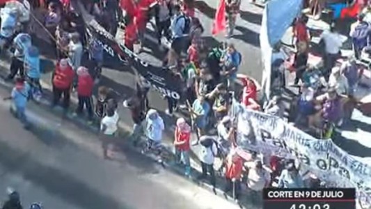 Tensión en el centro porteño: piqueteros intentan cortar la 9 de Julio