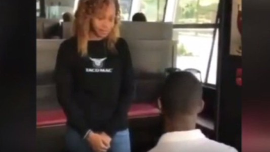 Humilla a su novia con una falsa propuesta de matrimonio para vengarse de ella