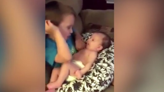 El tierno canto de un niño a su hermana recién nacida
