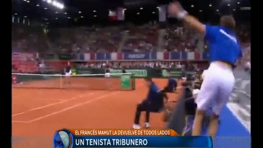 Tenista devolvió la pelota desde la tribuna