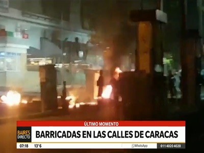 Opositores venezolanos cortan calles y autopistas y enfrentan a la policía