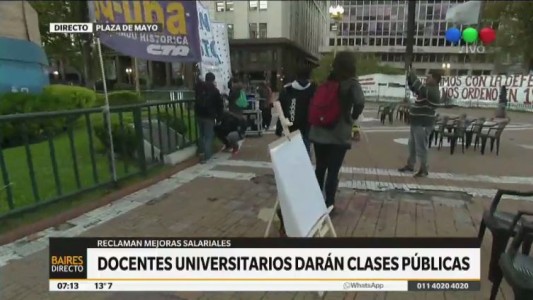 Docentes universitarios dan clases públicas en la Plaza de Mayo en reclamo salarial