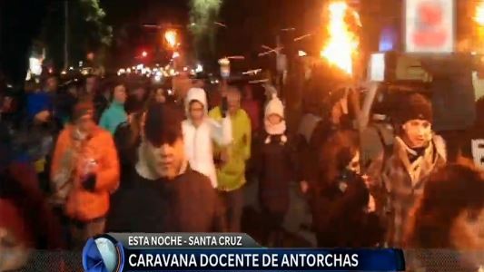Marcha de antorchas en Santa Cruz para reclamar "educación, salud, justicia y salarios"