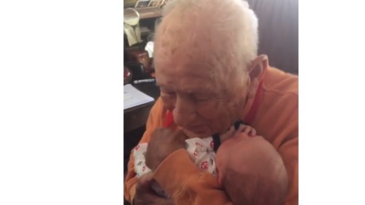 #EsViral El emotivo encuentro de un hombre de 105 años con su bisnieto de 5 días