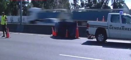 Una embarazada chocó, quiso cruzar la autopista y la mató otro auto