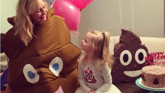 La nena quería un cumpleaños con temática de "caca" y los padres le cumplieron el pedido