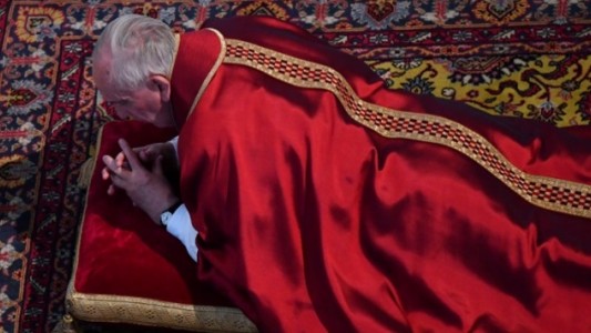 El papa Francisco encabezó su quinto Vía Crucis con eje en "el dolor del mundo"
