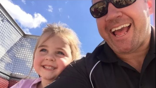 Una nena se hizo pis en el colegio y el padre eligió la mejor manera para consolarla