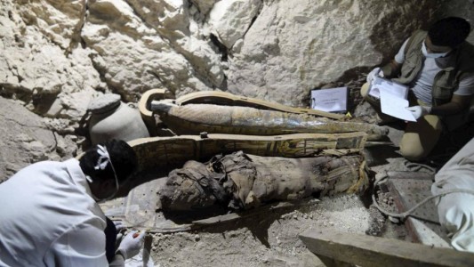 Egipto: encontraron "intacta" una tumba faraónica con ocho momias