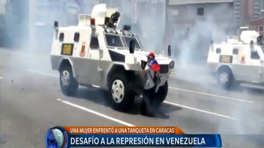 Video: la mujer que enfrentó los tanques en plena protestas en Venezuela