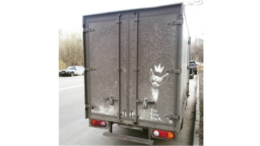 Este ilustrador ruso ve un lienzo en la suciedad de los autos y hace verdaderas obras de arte