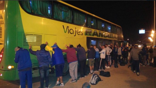 Demoraron  81 hinchas de Boca tras encontrar armas en el micro en el que viajaban
