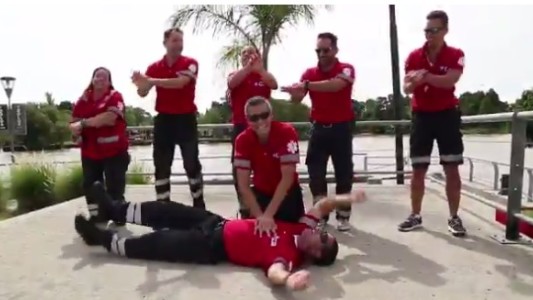 Video: RCP al ritmo de Village People