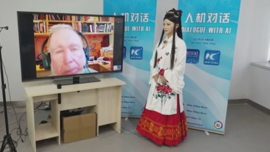 Con una entrevista televisiva, debutó el primer robot reportero