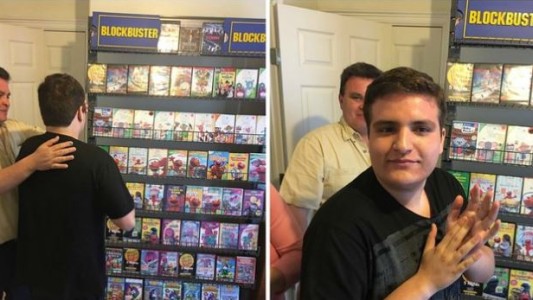 Los padres de un joven con autismo le armaron un videoclub en su casa al enterarse de que iba a cerrar