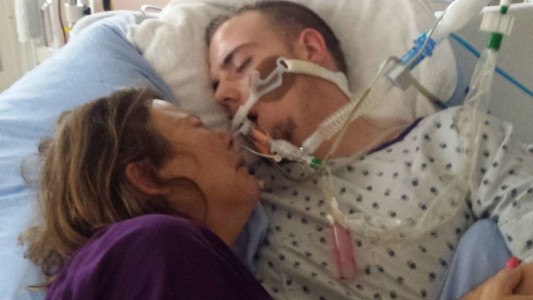 Foto escalofriante: la despedida de una madre a su hijo que murió por sobredosis