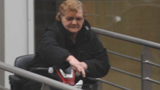 Detuvieron a una mujer, acusada de tener encerrado a su hijo y alimentarlo con comida para perro