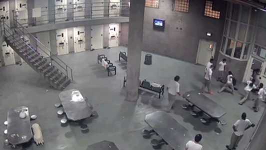 Brutal golpiza de un grupo de presos a dos policías en EE.UU.