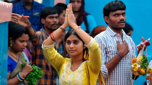 Autoridades en la India regalan palas a las mujeres para que se defiendan de sus esposos