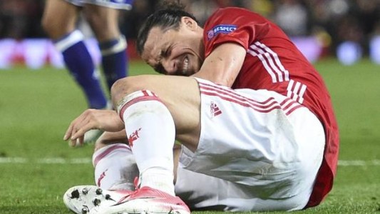 Zlatan Ibrahimovic fue operado con éxito de su lesión de rodilla pero pasará varios meses sin jugar