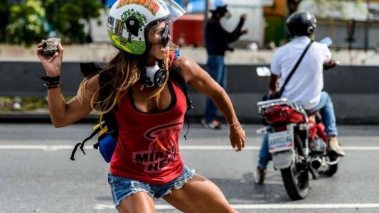 Quién es la "mujer maravilla" que protesta contra Madura en las calles de Caracas