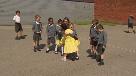 "¿Tu nueva pierna es de color rosa?": el emotivo recibimiento de chicos a una compañera con una prótesis