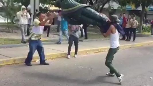 Tensión en Venezuela: en medio de protestas, destrozaron una estatua de Hugo Chávez