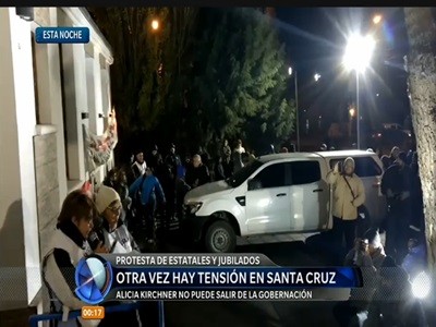 Vigilia de estatales y jubilados frente a la gobernación de Santa Cruz