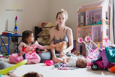 La definición de la depresión posparto de una mujer en dos fotos