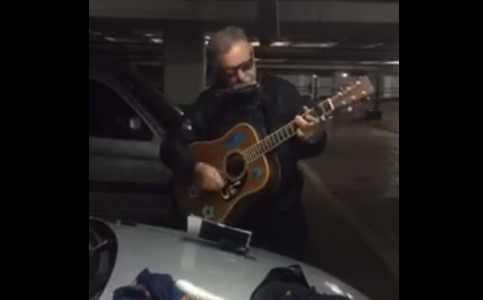 León Gieco no pudo llegar a la marcha contra el 2x1 y cantó desde un estacionamiento