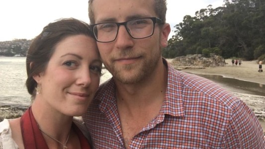 Esto es amor: la mujer que llevó su anillo de compromiso un año en el cuello sin saberlo