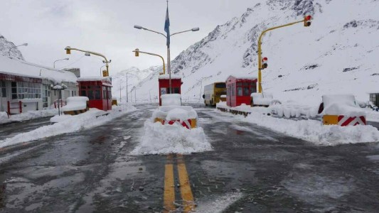 Rescataron a un mochilero que casi se asfixia por los gases de los autos del túnel Cristo Redentor