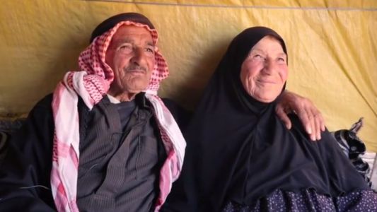 La historia de amor de un matrimonio sirio que están juntos hace 65 años y viven en un campo de refugiados