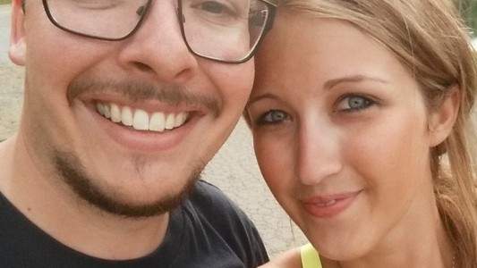 Escándalo: una profesora tuvo sexo con un alumno mientras su esposo les daba alcohol