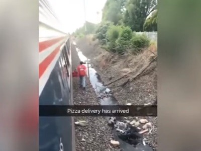 #EsViral El chico de la pizza llega a cualquier lado