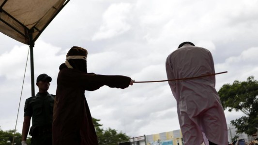 Indonesia: castigaon con 83 latigazos a una pareja gay
