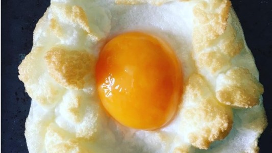 Cómo preparar los "huevos nube", el nuevo furor de Instagram
