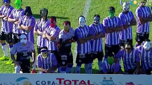 Copa Argentina: así salieron a la cancha los jugadores de Sacachispas