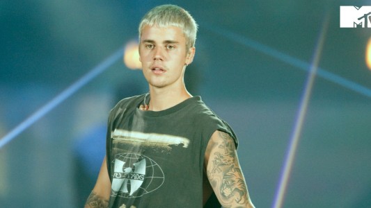 Justin Bieber sorprendió con un recital en medio de la calle
