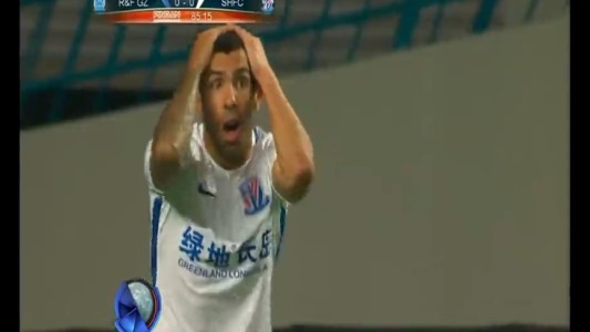 Tevez volvió a jugar, hizo un gol pero se lo anularon