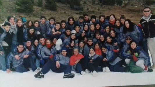 Graduados: Dieciseis años más tarde, una chica busca al egresado que se olvidó esta foto en Bariloche