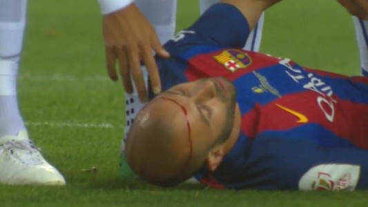 Final de la Copa del Rey: fuerte golpe de Mascherano en la cabeza
