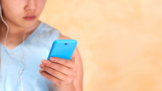 Estudio: los adolescentes con baja autoestima son más adictos al celular