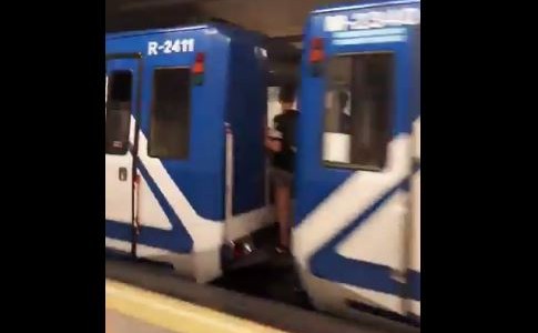 Un chico perdió sus piernas por viajar entre vagones del metro de Madrid
